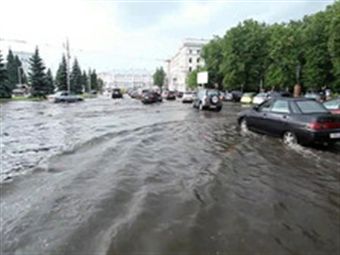 Ливень парализовал движение в Ярославле