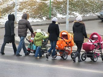 Уход за всеми детьми войдет в пенсионный стаж матери