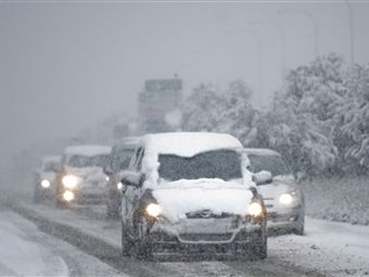 Сильные снегопады затруднили движение на трассе М2 "Крым"