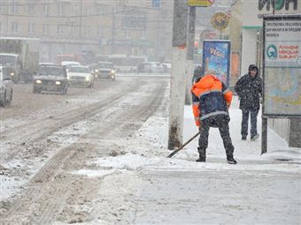 Рекордный снегопад пришел в Москву, угрожая и автомобилистам, и пешеходам