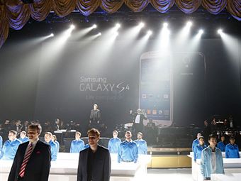 C плясками и оркестром. Samsung показала смартфон Galaxy S4