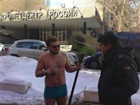 Пикетчик в трусах потребовал у Гидрометцентра наступления лета