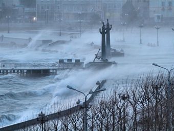 В Новороссийске начался ураган, объявлен режим ЧС