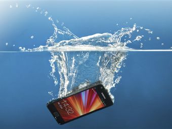 iPhone и новый Samsung испытали утоплением: кто позже "погибнет" в воде