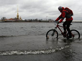 Шторм "Святой Иуда" надвигается на Петербург: городу грозит наводнение