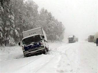 Лед и пламя на Урале: регион одновременно страдает от лесных пожаров и метели