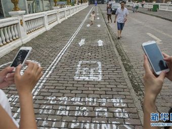 В Китае предложили "гаджетоманам" ходить по специальному тротуару